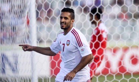 Pemain Timnas Uni Emirat Arab, Ali Ahmed Mabkhout, melakukan selebrasi usai menjebol gawang Bahrain dalam laga Grup C Piala Asia 2015 di Stadium Canberra, Australia, Kamis (15/1). 