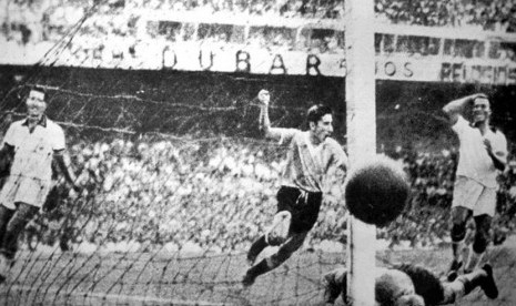 Pemain Timnas Uruguay, Alcides Ghiggia, mencetak gol saat menghadapi Brasil di final Piala Dunia 1950. 