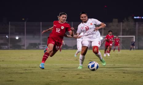 Pemain timnas wanita Indonesia Zahra Muzdalifah (kiri) saat menghadapi Bahrain dalam laga uji coba di Manama, Bahrain, Rabu (12/6/2024) dini hari WIB.