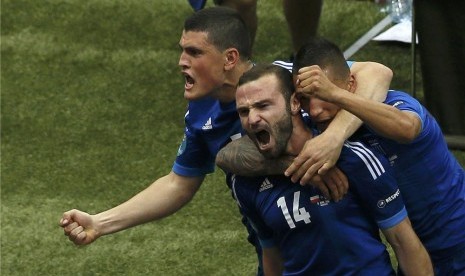 Pemain timnas Yunani, Dimitris Salpingidis (tengah), merayakan bersama rekan setimnya usai menjebol jala Polandia dalam laga Grup A Piala Eropa 2012 di Stadion Nasional, Warsawa, Jumat (8/6). 