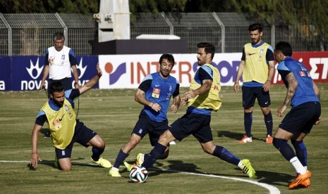 Pemain Timnas Yunani melakukan simulasi pertandingan dalam sesi latihan di Athena, Yunani, pada 22 Mei. 