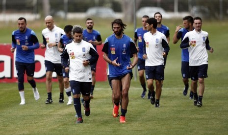 Pemain Timnas Yunani menggelar sesi latihan di Athena, Yunani, jelang perhelatan Piala Dunia 2014 Brasil. 