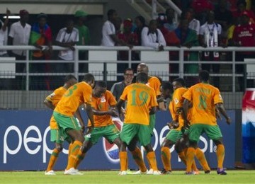 Pemain timnas Zambia merayakan gol saat menghadapi Senegal dalam laga Piala Afrika 2012 di Bata, Equatorial Guinea, Sabtu (21/1).