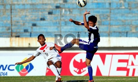  Pemain Timor Leste Henrique Wilson (putih) berebut bola dengan pemain Laos dalam pertandingan Piala AFF U19 di Stadion Deltra Sidoarjo, Ahad (22/9).  (Republika/Edwin Dwi Putranto)