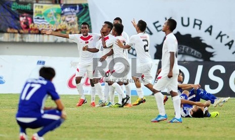 Pemain Timor Leste melakukan selebrasi saat melawan Laos dalam pertandingan perebutan juara ketiga Piala AFF U19 di Stadion Delta Sidoarjo, Jawa Timur, Ahad (22/9).  (Republika/Edwin Dwi Putranto)