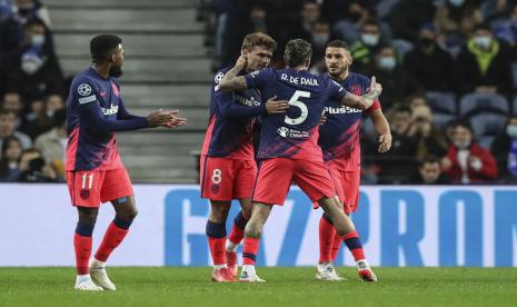 Pemain Atletico Madrid Antoine Griezmann (kedua dari kiri) melakukan selebrasi setelah mencetak gol ke gawang FC Porto pada pertandingan sepak bola grup B Liga Champions UEFA FC Porto vs Atletico Madrid yang diadakan di stadion Dragao, Porto, Portugal, 07 Desember 2021. 