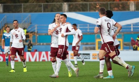 Pemain Torino Alex Berenguer (tengah) merayakan gol ke gawang Brescia bersama rekan setimnya.