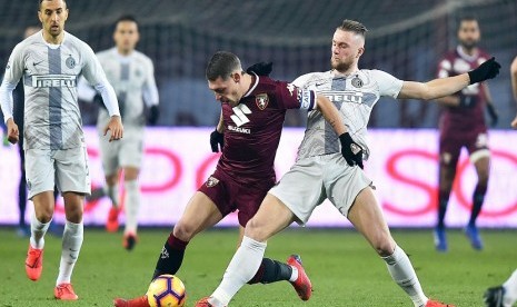  Pemain Torino Andrea Belotti berebut bola dengan pemain Inter Milan Skriniar dala lanjuta Seri A antara Inter Milan melawan Torino di Turin, Italia