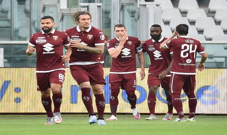 Pemain Torino Andrea Belotti (tengah) usai mencetak gol pembuka Torino ke gawang Lazio. Belotti mencetak gol dari titik putih.