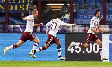 Pemain Torino, Emiliano Moretti (kanan), bersama rekan setimnya melakukan selebrasi usai menjebol gawang Inter Milan dalam laga Serie A Italia di Stadion Giuseppe Meazza, Milan, Ahad (25/1) 