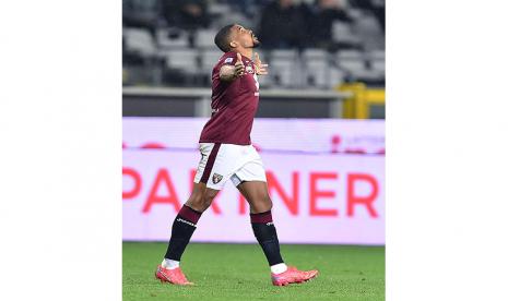 Pemain Torino Gleison Bremer bergembira setelah mencetak gol (2-0) pada pertandingan sepak bola Serie A Italia Torino FC vs Udinese Calcio di Olimpico Grande Torino di Turin, Italia, 22 November 2021. 