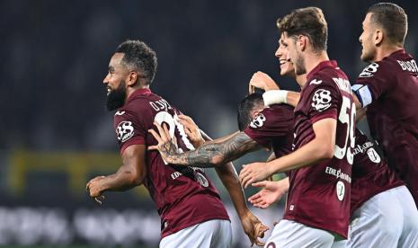 Pemain Torino Koffy Djidji (kiri) merayakan golnya ke gawang AC Milan dalam lanjutan Liga Italia Serie A di Turin, Senin (31/10/2022) dini hari WIB. 