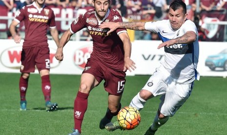 Pemain Torino Marco Benassi dan pemain Inter, Medel, saling berduel berebut bola dalam laga Serie A Italia antara torino dan Inter Milan di Stadion Olimpico, Ahad (8/11)