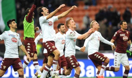 Pemain Torino melakukan selebrasi setelah mereka secara mengejutkan mengalahkan Inter Milan dalam laga Serie A Italia di Stadion Giuseppe Meazza, Milan, Ahad (25/1). 