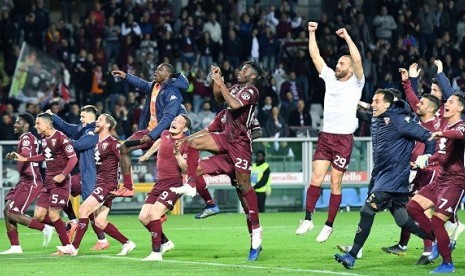 Pemain Torino merayakan kemenangan atas AC Milan, 