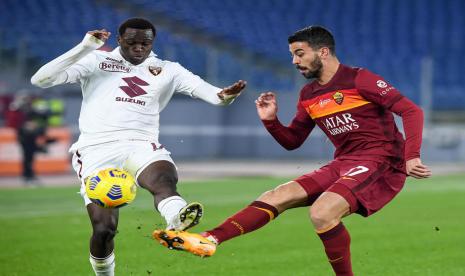 Pemain Torino Wilfried Singo (kiri) berebut bola dengan pemain AS Roma Leonardo Spinazzola dalam pertandingan Serie A. Singo kemudian dikartu merah.