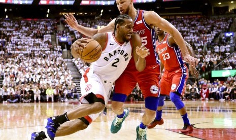 Pemain Toronto Raptors Kawhi Leonard tengah mendrible bola (ilustrasi)