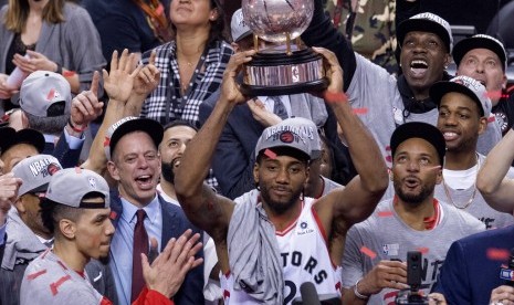 Kawhi Leonard memegang trofi juara NBA bersama Toronto Raptors.