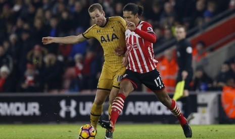 Pemain Totenham, Jan Vrtonghen berebut bola dengan pemain Soton Viril van Dijk dalam laga lanjutan liga Primer Inggris, Kamis (29/12).