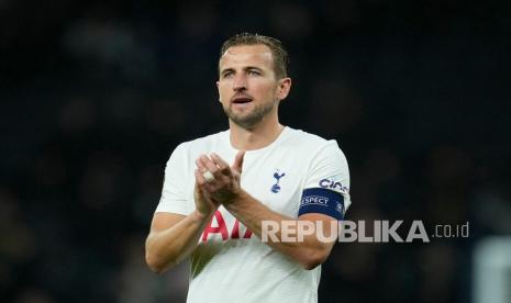  Pemain Tottenham Harry Kane bertepuk tangan usai mencetak hattrick, usai peluit akhir pertandingan Grup G Liga Europa Liga Konferensi antara Tottenham Hotspur dan NS Mura di Stadion Tottenham Hotspur di London, Jumat (1/10) dini hari WIB.