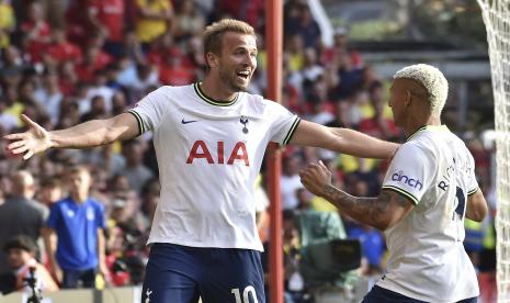 Pemain Tottenham Harry Kane, kiri, dan pemain Tottenham Richarlison merayakan mencetak gol kedua timnya selama pertandingan sepak bola Liga Inggris antara Nottingham Forest dan Tottenham Hotspur di stadion City Ground di Nottingham, Inggris, Ahad, 28 Agustus 2022.