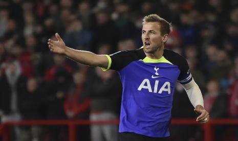 Pemain Tottenham Harry Kane memberi isyarat selama pertandingan sepak bola putaran ketiga Piala EFL antara Nottingham Forest dan Tottenham Hotspur di stadion City Ground di Nottingham, Inggris, Kamis (10/11/2022).