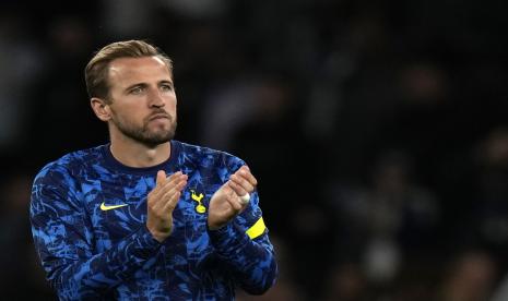 Pemain Tottenham Harry Kane memberikan tepuk tangan kepada para penggemar di akhir babak playoff Liga Europa, leg kedua, pertandingan sepak bola antara Tottenham Hotspur dan Pacos de Ferreira di Stadion Tottenham Hotspur di London, Kamis, 26 Agustus 2021.