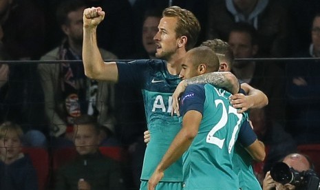 Pemain Tottenham Harry Kane mengepalkan tinjunya setelah timnya mencetak gol kedua mereka selama pertandingan sepak bola Grup B Liga Champions antara PSV Eindhoven dan Tottenham Hotspur di stadion Philips di Eindhoven, Belanda, Rabu (24/10).