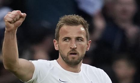 Striker Tottenham Hotspur Harry Kane. Tottenham Hotspur dikabarkan akan berusaha membujuk Harry Kane agar bersedia menandatangani kontrak baru hingga musim panas 2027.