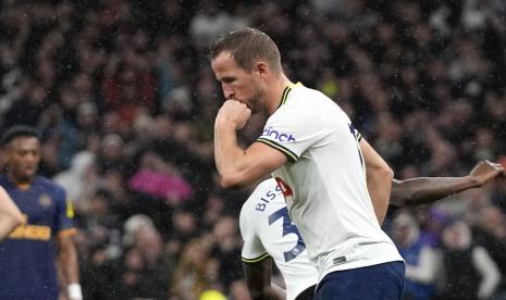 Pemain Tottenham Harry Kane merayakan setelah mencetak gol pembuka timnya selama pertandingan sepak bola Liga Inggris antara Tottenham Hotspur dan Newcastle United di Stadion Tottenham Hotspur di London, Inggris, Ahad, 23 Oktober 2022.