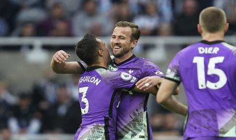 Pemain Tottenham Harry Kane, tengah, merayakan dengan Sergio Reguilon setelah mencetak gol kedua timnya selama pertandingan sepak bola Liga Premier Inggris antara Newcastle dan Tottenham Hotspur di St. James