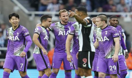 Pemain Tottenham Harry Kane, tengah, merayakan setelah mencetak gol kedua timnya selama pertandingan sepak bola Liga Premier Inggris antara Newcastle dan Tottenham Hotspur di St. James