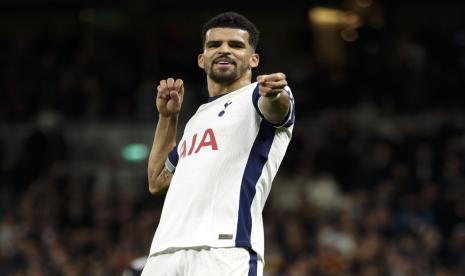 Pemain Tottenham Hostpru Dominic Solanke bereaksi setelah mencetak gol ke gawang Qarabag dalam pertandingan Liga Europa di London, Jumat (27/9/2024) dini hari WIB.