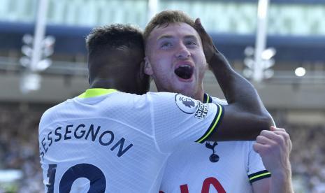 Pemain Tottenham Hostpur Dejan Kulusevski (kanan) merayakan gol ke gawang Southampton dalam lanjutan Liga Primer Inggris.