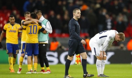 Pemain Tottenham Hotspur Ben Davies tertunduk lesu setelah timnya dikalahkan Juventus 1-2 pada leg kedua 16 besar Liga Champions.