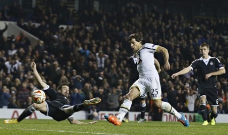 Pemain Tottenham Hotspur Benjamin Stambouli mencetak gol ke gawang Partizan Belgrade.