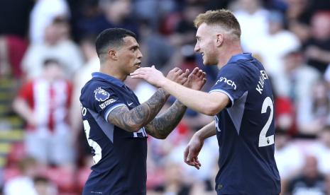 Pemain Tottenham Hotspur Dejan Kulusevski (kanan) merayakan gol ke gawang Sheffield United bersama rekannya Pedro Porro di Stadion Bramall Lane,  Sheffield, Ahad (19/5/2024).