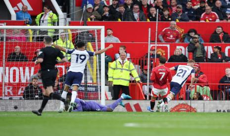 Pemain Tottenham Hotspur Dejan Kulusevski mencetak gol ke gawang Manchester United dalam pertandingan Liga Primer Inggris di Old Trafford, Manchester, Ahad (29/9/2024).