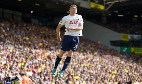 Pemain Tottenham Hotspur Dejan Kulusevski merayakan mencetak gol ketiga timnya selama pertandingan Liga Inggris antara Norwich City dan Tottenham Hotspurs di Stadion Carrow Road, Norwich, Inggris, Ahad, 22 Mei 2022.