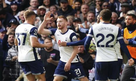 Pemain Tottenham Hotspur Dejan Kulusevski (tengah) merayakan gol bersama rekan satu timnya selama pertandingan sepak bola Liga Primer Inggris antara Tottenham Hotspur dan West Ham United di Stadion Tottenham Hotspur, London, Sabtu 19 Oktober 2024. 