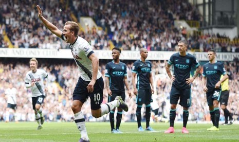 Pemain Tottenham Hotspur, Harry Kane (dua kiri), melakukan selebrasi usai menjebol gawang Manchester City di laga Liga Primer Inggris di White Hart Lane, London, Sabtu (26/9). 