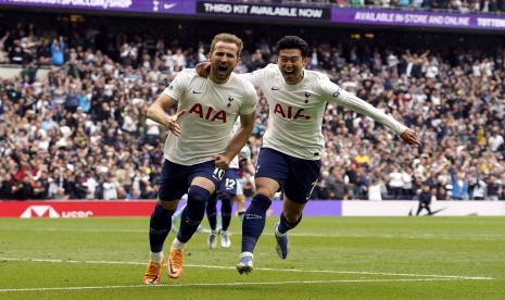 Pemain Tottenham Hotspur Harry Kane (kiri) merayakan golnya pada pertandingan sepak bola Liga Inggris antara Tottenham Hotspur dan Burnley di Stadion Tottenham Hotspur, London, Ahad (15/5/2022)..