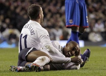 Pemain Tottenham Hotspur, Jermain Defoe (kanan), merayakan golnya bersama Rafael Van der Vaart.