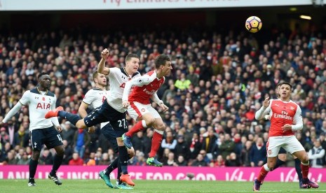  Pemain Tottenham Hotspur, Kevin Wimmer (tengah kiri), melakukan gol bunuh diri saat menghadapi Arsenal dalam laga Liga Primer Inggris di Stadion Emirates, London, Ahad (6/11). 