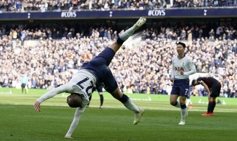 Pemain Tottenham Hotspur, Lucas Moura (kiri), melakukan selebrasi usai menjebol gawang Huddersfield di laga Liga Primer Inggris di Tottenham Hotspur Stadium, London, Inggris, Sabtu (13/4). 