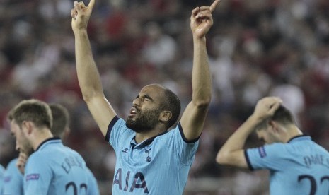 Pemain Tottenham Hotspur, Lucas Moura (Tengah), melakukan selebrasi usai menjebol gawang Olympiakos di laga Grup B Liga Champions di Stadion Georgios Karaiskaki, Piraeus, Yunani, pada Rabu (18/9). 