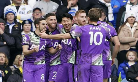 Pemain Tottenham Hotspur Matt Doherty, kedua dari kiri, merayakan gol dengan rekan satu timnya selama pertandingan sepak bola Liga Premier Inggris antara Leeds United dan Tottenham Hotspur, di Leeds, Inggris, Sabtu (26/2/2022)..