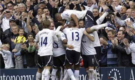 Pemain Tottenham Hotspur melakukan selebrasi usai Kyle Walker menjebol gawang Blackburn Rovers di laga Liga Primer Inggris di Stadion White Hart Lane, London, Ahad (29/4). 