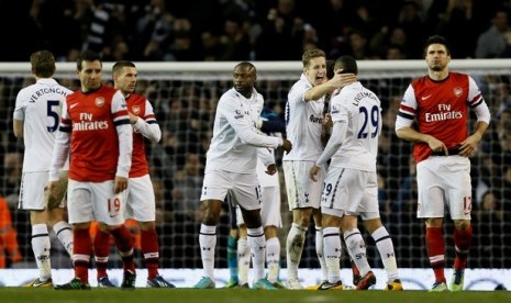 Pemain Tottenham Hotspur merayakan kemenangan 2-1 atas Arsenal dalam lanjutan Liga Primer Inggris di Stadion White Hart Lane 