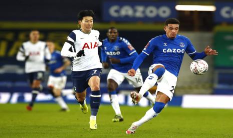 Pemain Tottenham Hotspur Son Heung-min (kiri) berduel dengan pemain Everton Ben Godfrey (kanan) pada pertandingan putaran kelima Piala FA di Stadion Goodison Park, Kamis (11/2) dini hari WIB.